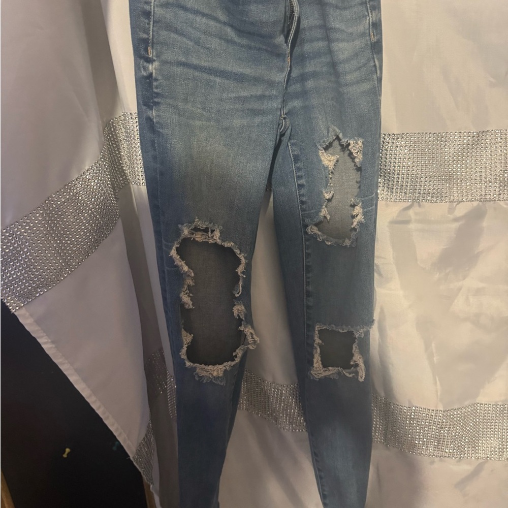 AE size 0 next level stretch distressed jeans (short)